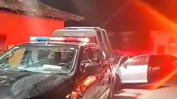 Elementos policiacos revisaron el auto y la zona aledaña. Elementos policiacos revisaron el auto y la zona aledaña.