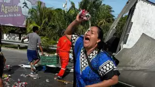   ¡Se arma la "pachanga"! Rapiñan cervezas por volcadura de tráiler en Isla Aguada   