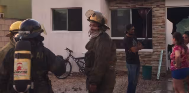 Deja su cigarro prendido en el baño, sale a comprar y cuando regresa su vivienda está en llamas