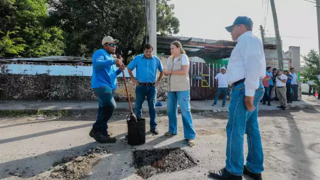 Cuadrillas de bacheo trabajan de manera incansable en este tema que es prioridad para el Ayuntamiento