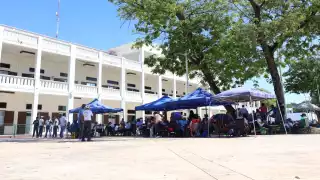 Con toldos, sillas y varios carteles los docentes se reunieron para protestar