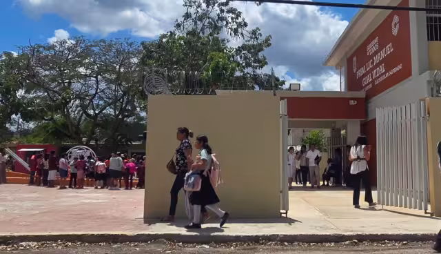Opiniones divididas entre padres por cierre escolar en julio