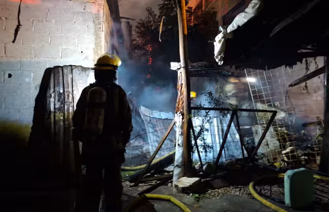 Bomberos controlan fuego en colonia 23 de Enero