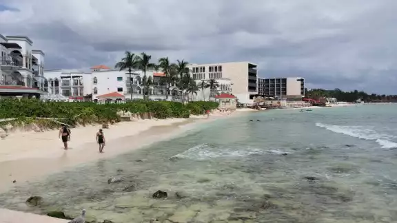 En algunas áreas, las corrientes marinas han arrastrado la arena, lo que ahuyenta a turistas. En algunas áreas, las corrientes marinas han arrastrado la arena, lo que ahuyenta a turistas.