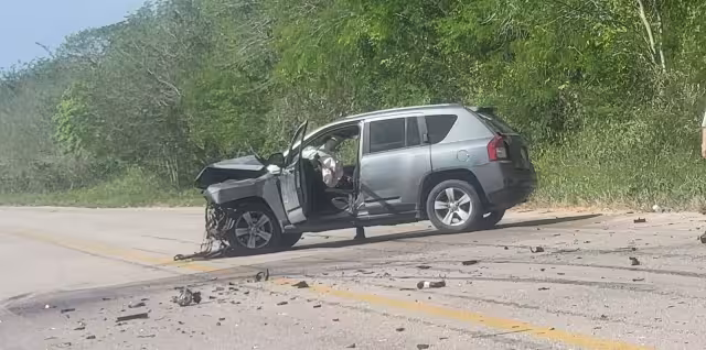 Dos autos chocaron sobre la carretera Temozón-Calotmul