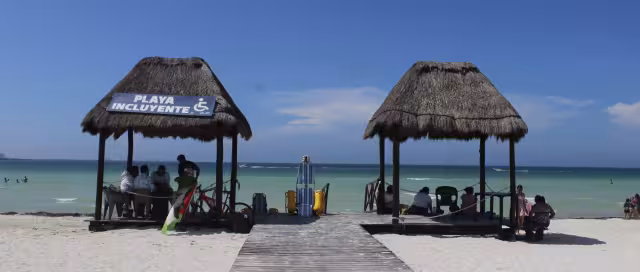 La playa inclusiva de Progreso es de fácil acceso para las personas