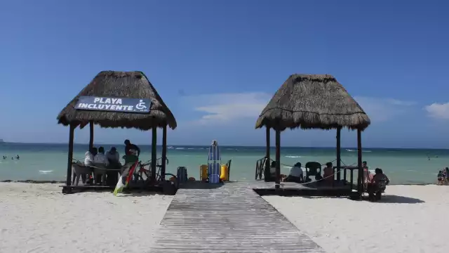 La playa inclusiva de Progreso es de fácil acceso para las personas