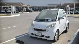 Hace ocho meses que un vehículo Smart Forfour tiene en una de sus llantas un candado para inmovilizarlo