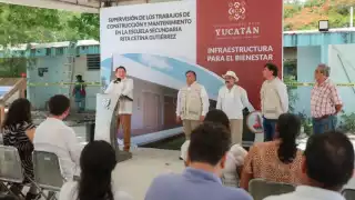 Joaquín Díaz Mena supervisa avances de los trabajos en la secundaria Rita Cetina en Chablekal