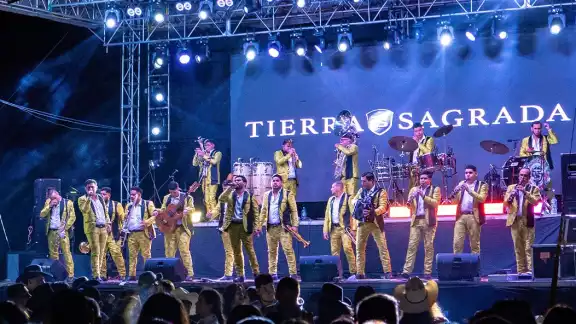Destacados artistas nacionales y locales, como Banda Tierra Sagrada y Banda Los Recoditos, participan en la feria