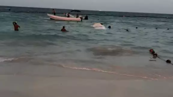 Tomó mucho tiempo llevar la lancha de los pescadores a tierra firme por el fuerte oleaje.
