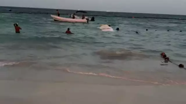 Tomó mucho tiempo llevar la lancha de los pescadores a tierra firme por el fuerte oleaje.