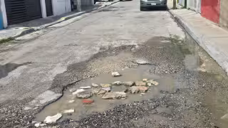 Cinco años entre baches y oscuridad: vecinos denuncian abandono en Valle Dorado