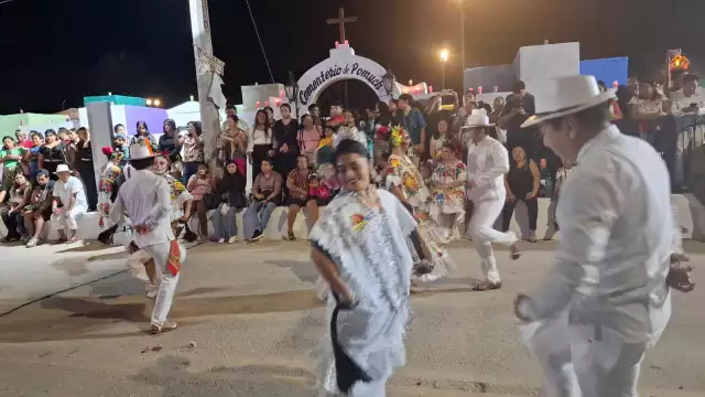 Música y baile a un costado del cementerio llenaron de vida el lugar.