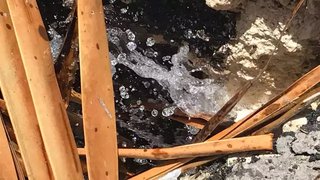 Además de la fuga de agua, se reportó un hundimiento