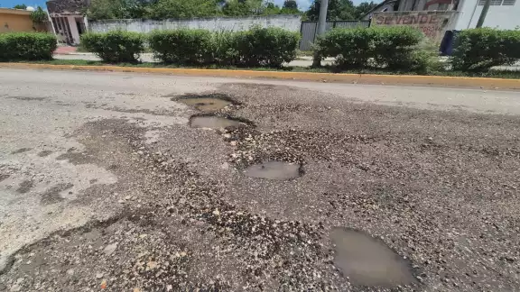 Conductores denuncian que la avenida Eugenio Echeverría Castellot en Champotón está llena de baches. Conductores denuncian que la avenida Eugenio Echeverría Castellot en Champotón está llena de baches.