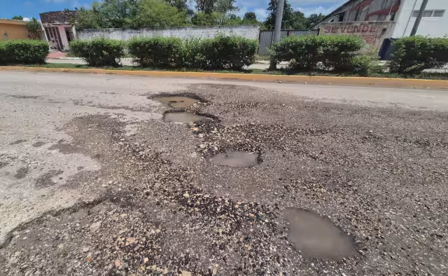 Conductores denuncian que la avenida Eugenio Echeverría Castellot en Champotón está llena de baches.