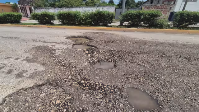 Conductores denuncian que la avenida Eugenio Echeverría Castellot en Champotón está llena de baches.