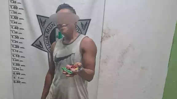 El hombre fue captado por una cámara de seguridad sustrayendo las golosinas El hombre fue captado por una cámara de seguridad sustrayendo las golosinas