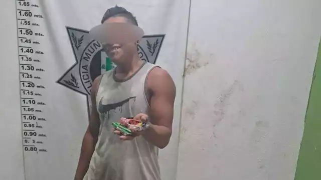 El hombre fue captado por una cámara de seguridad sustrayendo las golosinas