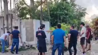 Algunos policías llegaron al lugar a tratar de controlar el conflicto.