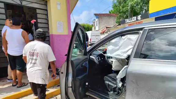 Ambos coches chocaron, donde uno fue proyectado hacia una banqueta Ambos coches chocaron, donde uno fue proyectado hacia una banqueta