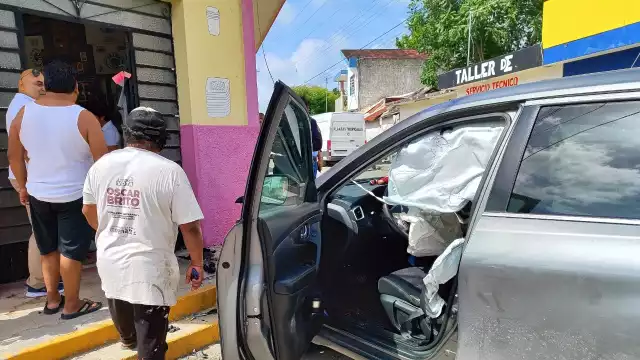 Ambos coches chocaron, donde uno fue proyectado hacia una banqueta