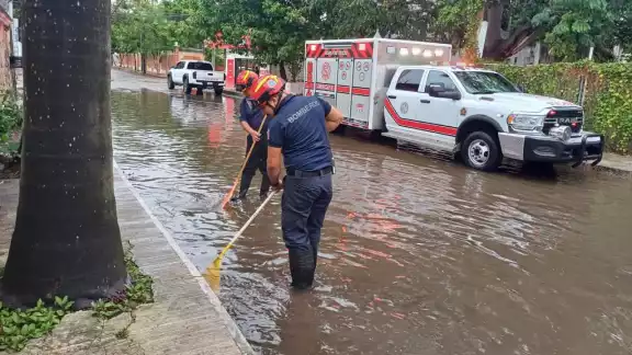 Elementos del Cuerpo de Bomberos acudieron a algunas calles a destapar las alcantarillas Elementos del Cuerpo de Bomberos acudieron a algunas calles a destapar las alcantarillas