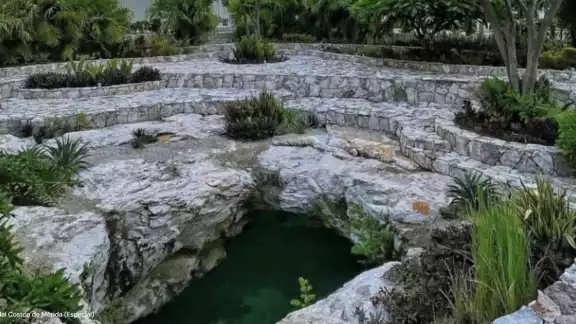 El cenote se encuentra en el estacionamiento de un Costco en Mérida El cenote se encuentra en el estacionamiento de un Costco en Mérida