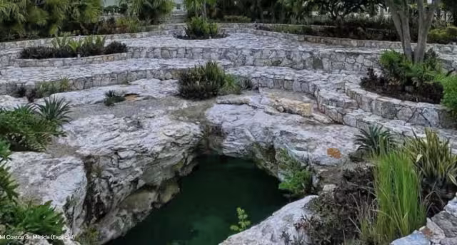 El cenote se encuentra en el estacionamiento de un Costco en Mérida