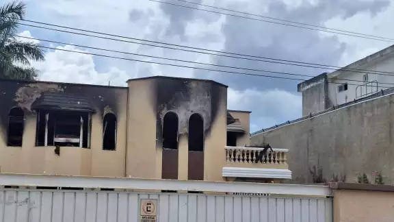 Dos personas fueron rescatadas del incendio en la planta alta Dos personas fueron rescatadas del incendio en la planta alta