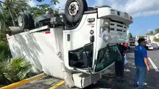 Conductor de camión pierde el control y termina impactando dos unidades de transporte en la carretera federal 307 