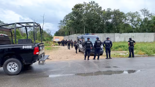 La afectación abarca 250 lotes; las víctimas asumieron la posesión de los terrenos tras pagar 300 mil pesos. El operativo incluyó aproximadamente 50 policías. (