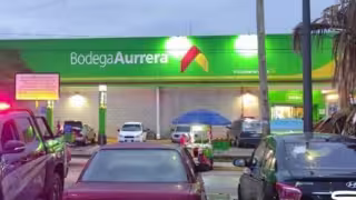 Una mujer es amenazada por un sujeto en el estacionamiento de una tienda de autoservicio