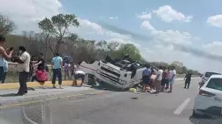 Taxi colectivo sufre aparatoso accidente en la Mérida-Campeche 