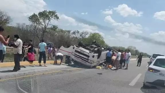 El taxi colectivo volcó tras presuntamente circular a exceso de velocidad El taxi colectivo volcó tras presuntamente circular a exceso de velocidad