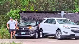 Por falta de precaución, un conductor provocó una carambola y varios daños.