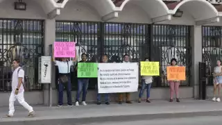 El martirio de los afectados empezó el lunes 15, cuando guardias privados les impidieron el acceso a sus centros de trabajo. 