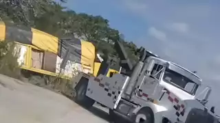 Camión cargado con productos de limpieza termina fuera de la carretera Escárcega–Champotón
