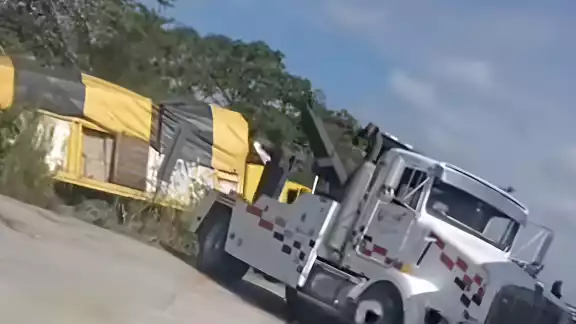 Accidente en la Escárcega–Champotón deja camión fuera de la vía, sin lesionados Accidente en la Escárcega–Champotón deja camión fuera de la vía, sin lesionados