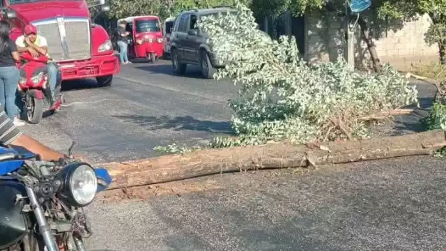 Pobladores rompen acuerdos ante negligencia de la CFE