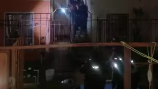 Personal de Protección Civil, quienes lograron descender al herido de manera segura para trasladarlo al Hospital General de Cancún