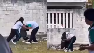 Las imágenes muestran a la estudiante tomando del cabello y golpeando al joven, mientras una persona que aparentemente sería docente interviene para separarlos