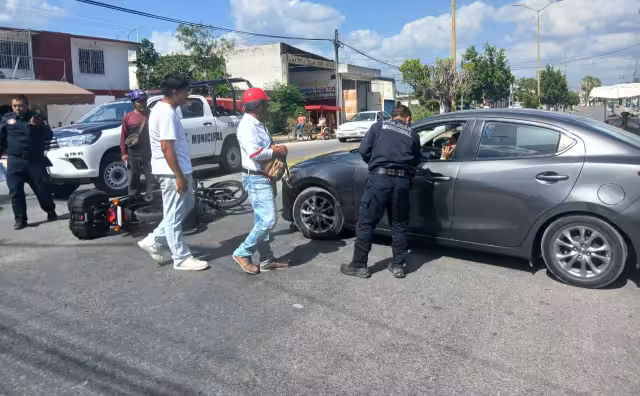 Motociclista ileso tras choque en cruce de la colonia Esperanza