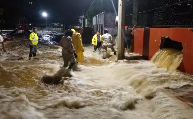 Nueve personas rescatadas y familias reubicadas tras inundaciones en Ich-Ek