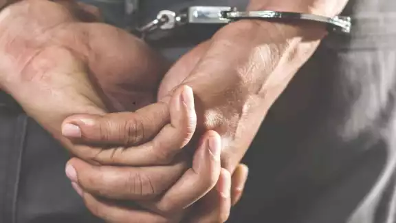 Dentro de su ropa se le encontró una arma en la cintura Dentro de su ropa se le encontró una arma en la cintura