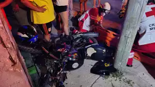 Ciudad del Carmen: Motociclista en presunto estado de ebriedad se estrella contra poste en la colonia San Carlos 