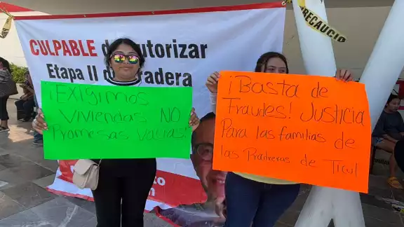 Unas 50 familias se manifiestan para exigir que una constructora termine las casas que compraron Unas 50 familias se manifiestan para exigir que una constructora termine las casas que compraron