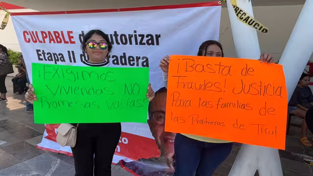 Unas 50 familias se manifiestan para exigir que una constructora termine las casas que compraron