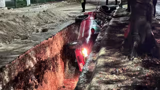 Ebrio pierde el control y cae con todo y camioneta en una zanja de Campeche